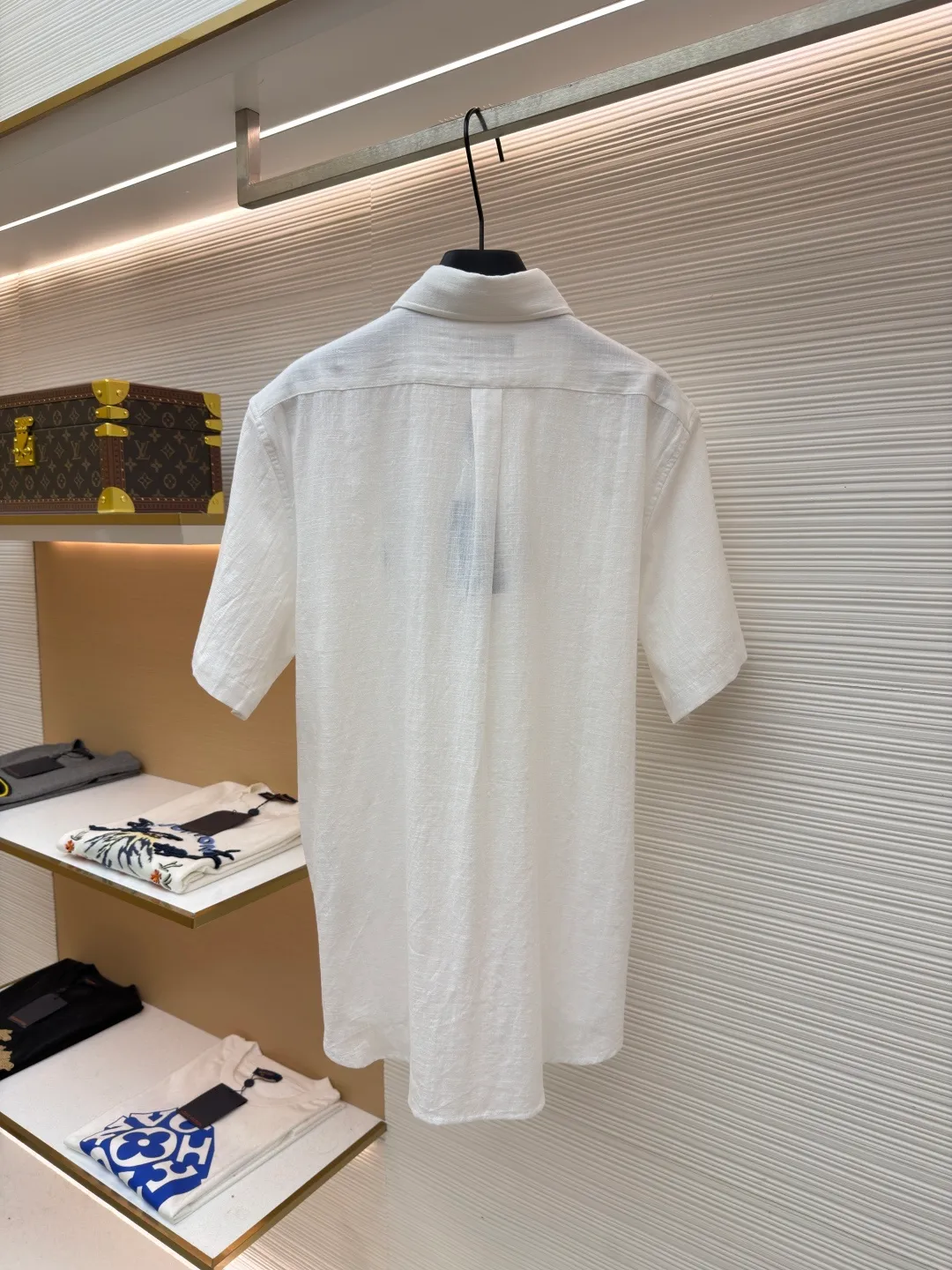 Ralph Lauren logo embroidered short-sleeved shirt ●Original version: Purchased and developed at 1590 ●Item number: 1682559-A20 ●Material: linen cotton plain fabric ●Technology: made with side-turned embedded stitching ●Color: white ●Version: Fitted version ●Weight: about 170 grams ●Size: S-M-L-XL ●Description: Selected high-quality linen cotton plain fabric has natural texture and breathability, tight and smooth Comfortable and close to the skin. Elegantly presented with a touch of deep black. The iconic red pony embroidery is like a smart musical note dancing on the black canvas. Simple but highly recognizable. The clever design of the outer I-shaped pleated split back yoke adds a sense of agility and elegance. The minimalist shape contains the soul of fashion. Imported machine embroidery technology is used. Advanced computer control systems and sophisticated mechanical components are used to achieve the iconic pony embroidery operation with high precision. The lines are smooth and delicate, using the side-turning and embedded stitching process. It is smooth and tidy. The whole fabric has been carefully washed. It has a better hand feel and texture. It is not easy to deform, shrink or fade, and maintains long-term beauty. The overall wiring is straight and delicate, the fabric is comfortable and soft, and the color is consistent without color difference. It can be matched with the same style to create a fashionable look and control various occasions. Customized accessories, complete with three standards, same style for men and women!